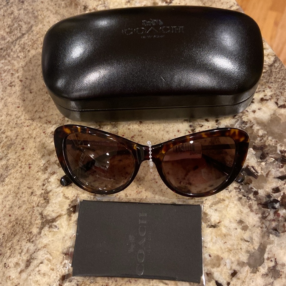 NWT COACH HC8247 CATEYE WOMEN’S SUNGLASSES WITH CASE AND CLEAN CLOTH